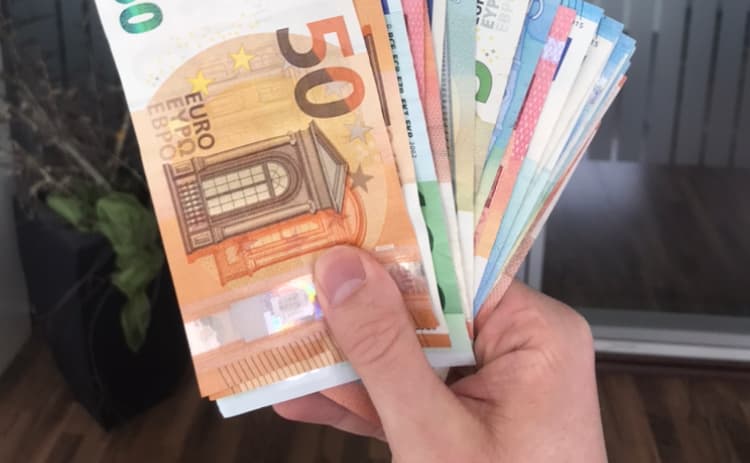 Wieso nennt man Euro, Dollar und Co Fiatgeld?